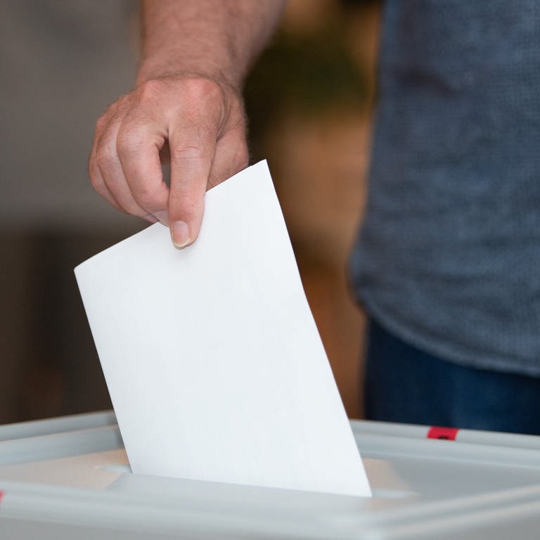 Ein Wähler wirft in einem Wahllokal seinen Stimmzettel in die Wahlurne. (Foto: dpa Bildfunk, picture alliance/dpa/dpa-Zentralbild | Sebastian Kahnert)