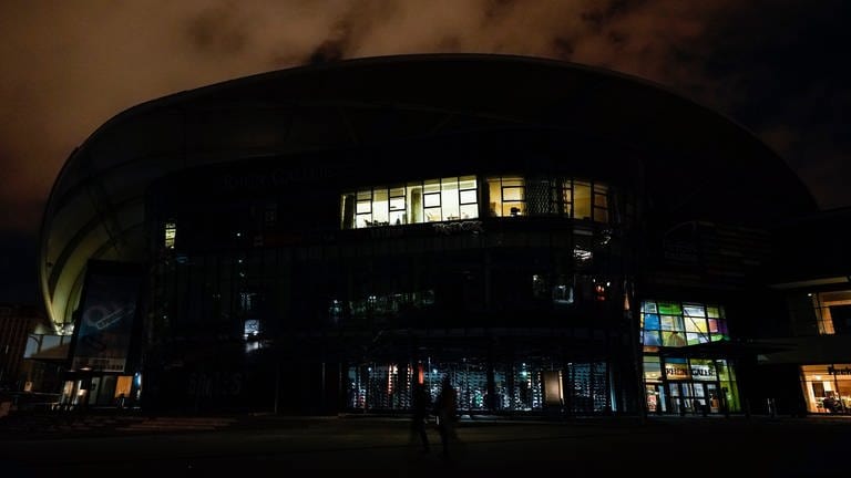 Ein paar Lichter brannten noch im Einkaufszentrum Rhein-Galerie in Ludwigshafen. Weite Teil der Stadt lagen nach einem Stromausfall in völliger Dunkelheit.  (Foto: dpa Bildfunk, Picture Alliance)
