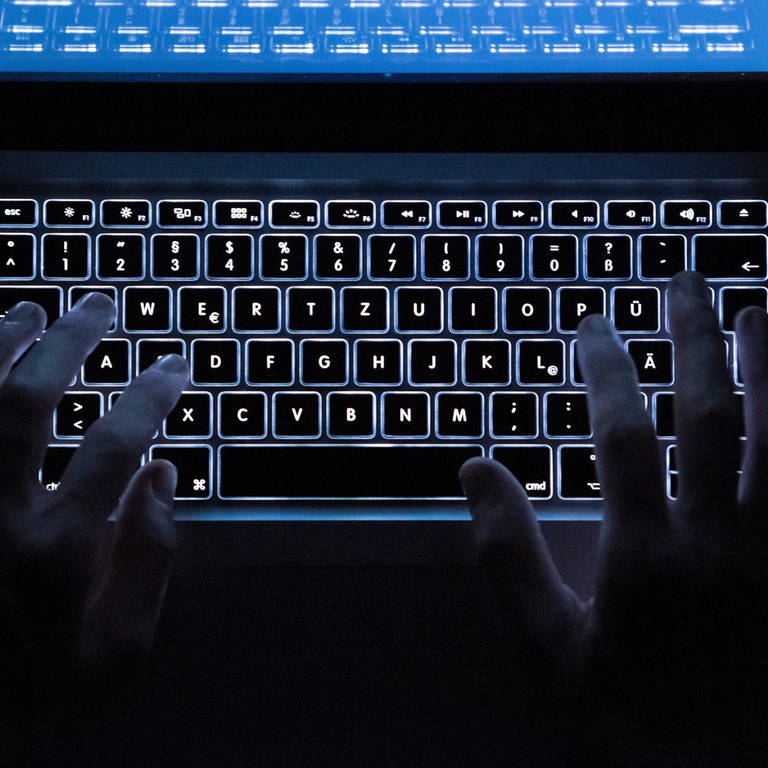 Ein Mann benutzt die beleuchtete Tastatur eines Notebooks. (Foto: dpa Bildfunk, picture alliance / dpa | Silas Stein)