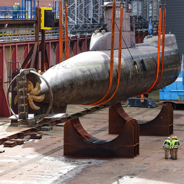 Auf dem Weg ins Trockendock: Dort wird das U-Boot für die Reise ins Technik Museum Speyer vorbereitet. (Foto: dpa Bildfunk, Picture Alliance)