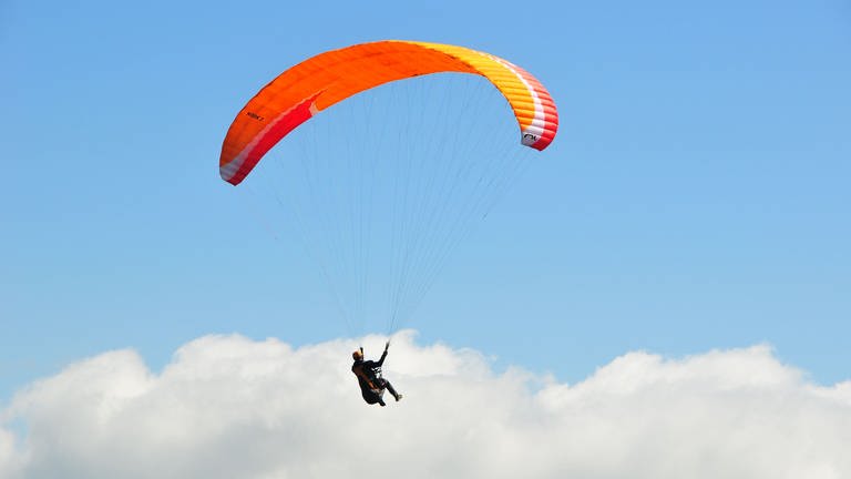 Ein Gleitschirmflieger in der Luft. (Foto: IMAGO, Imago)