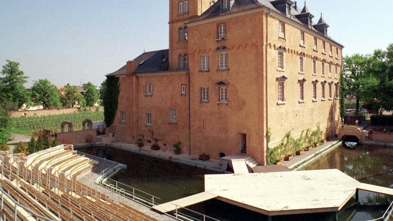 Das Edesheimer Wasserschloss mit aufgebauter Schlossfestbühne (Foto: picture-alliance / Reportdienste, Picture Alliance)