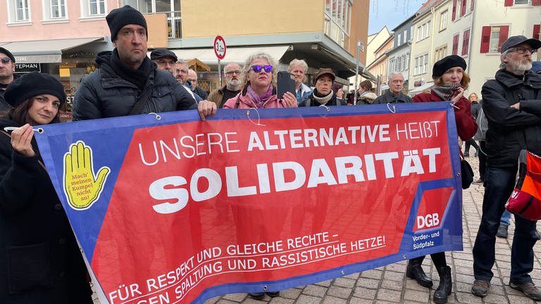 Die DGB-Kundgebung für den Erhalt des Kaufhofs in Speyer (Foto: SWR)