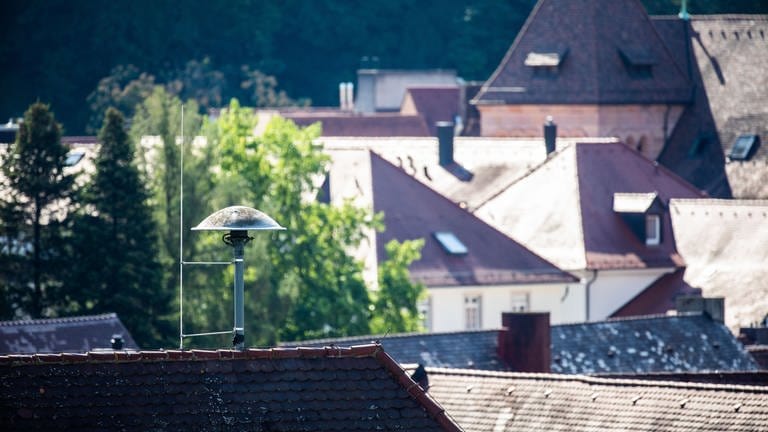 Warnsirene auf einem Dach (Foto: dpa Bildfunk, Picture Alliance)
