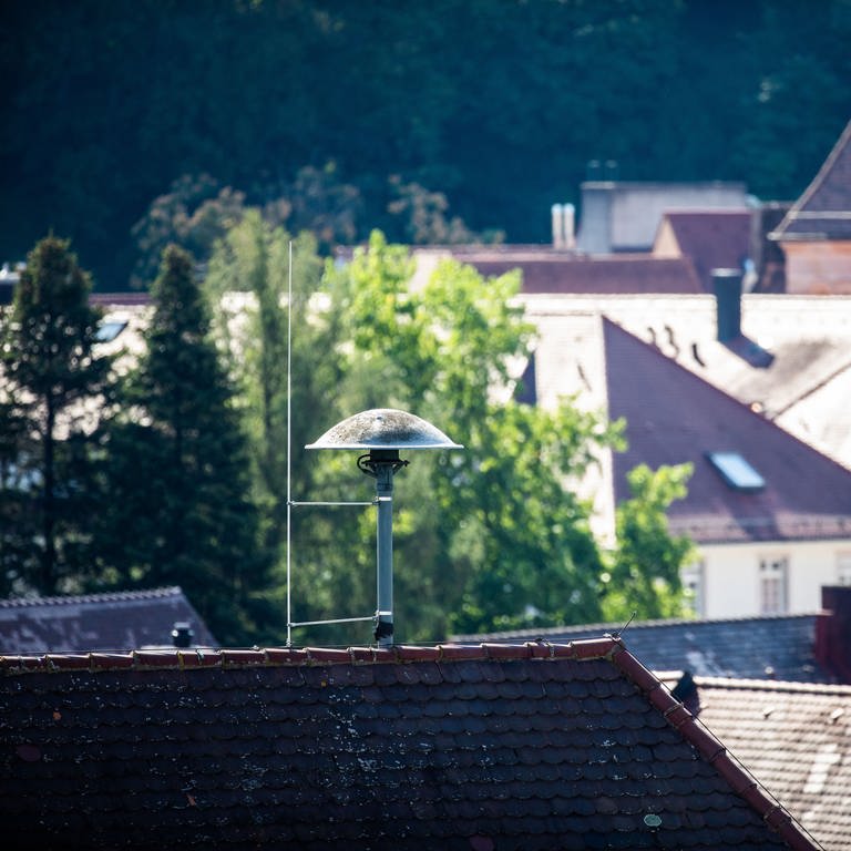 Warnsirene auf einem Dach (Foto: dpa Bildfunk, Picture Alliance)