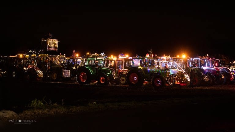 weihnachtlich geschmückte Traktoren (Foto: Sebastian Fischer)