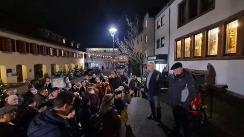 Edenkobener Eltern haben sich mit ihren Kindern am Rathaus versammelt, um für den Erhalt der Alla-Hopp-Anlage zu demonstrieren (Foto: SWR)