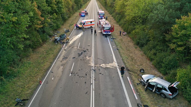 Unfall auf der B10 mit Totem und Schwerverletzten (Foto: Pressestelle, Polizei Landau)