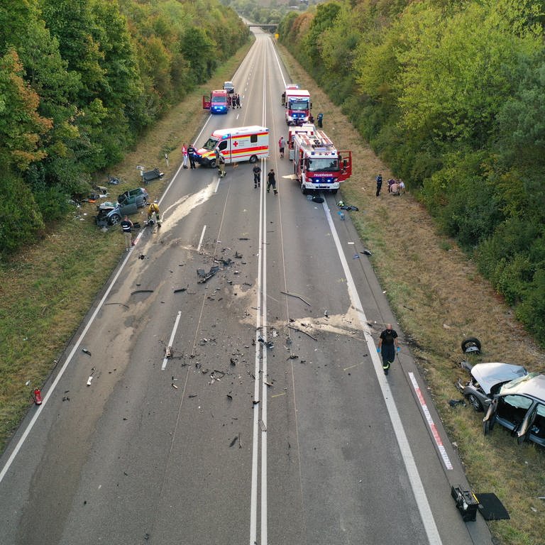 Unfall auf der B10 mit Totem und Schwerverletzten (Foto: Pressestelle, Polizei Landau)