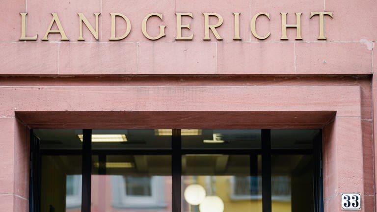 Der Schriftzug "Landgericht" ist über dem Haupteingang des Landgerichts Frankenthal angebracht. (Foto: dpa Bildfunk, picture alliance/dpa | Uwe Anspach)