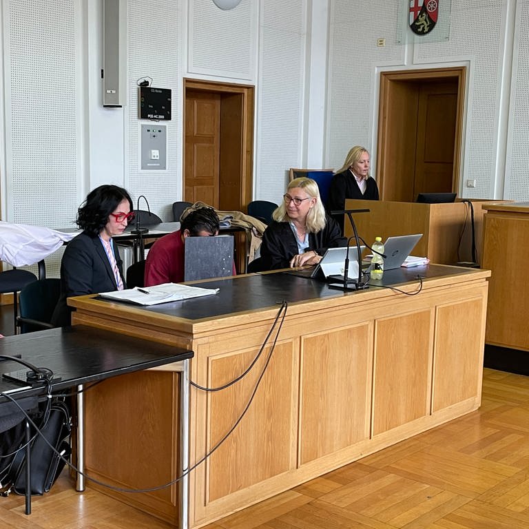 Der Angeklagte vor dem Landgericht Frankenthal (Foto: SWR, 1000)