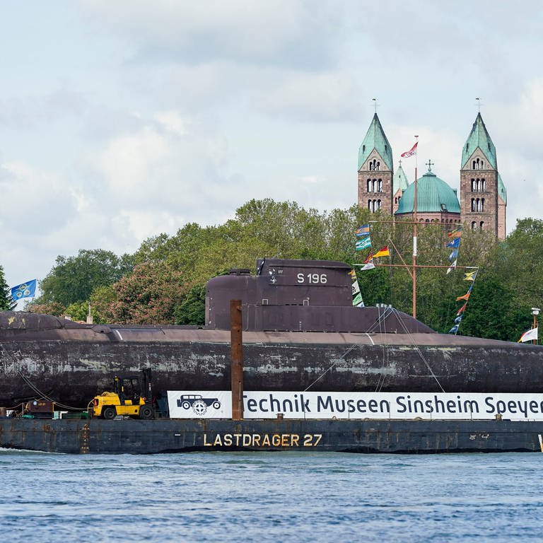 Das U-Boot U17 vor dem Speyerer Dom (Foto: dpa Bildfunk, picture alliance/dpa | Uwe Anspach)