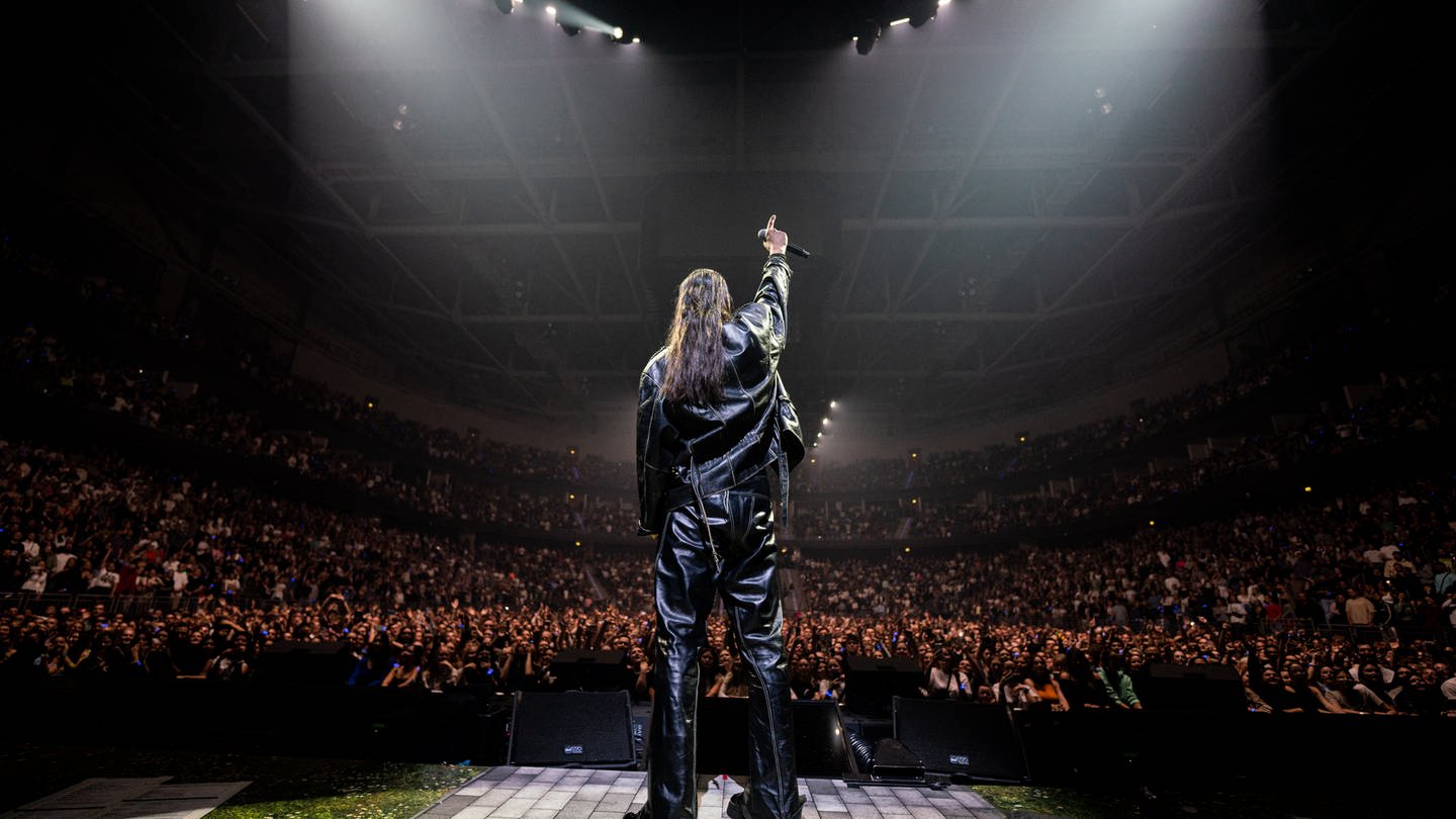 Der Rapper Apache 207 auf der Bühne vor großem Publikum bei einem Konzert (Foto: dpa Bildfunk, picture alliance/dpa/Sony Music)