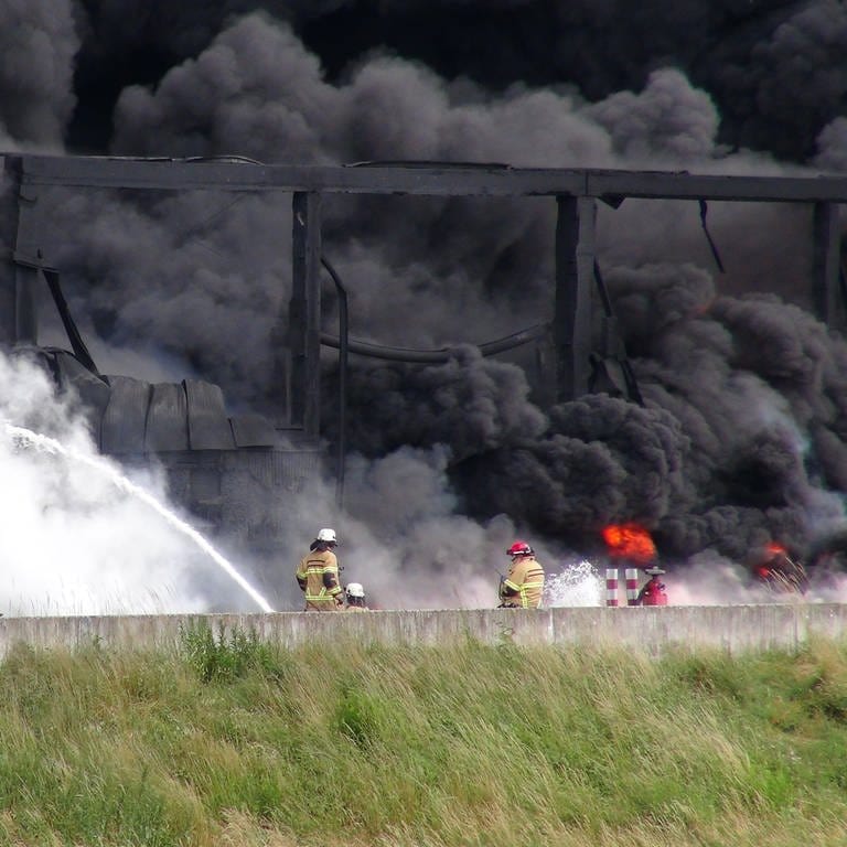 Am 22.6.2013 war in einer Lagerhalle auf der Parkinsel in Ludwigshafen ein Großbrand ausgebrochen.  (Foto: dpa Bildfunk, Picture Alliance)