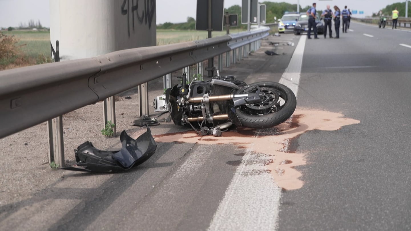 Am Kreuz Mutterstadt ist auf der A65 ein Motorradfahrer nach einem Unfall gestorben. Die Autobahn war für mehrere Stunden voll gesperrt. (Foto: SWR)