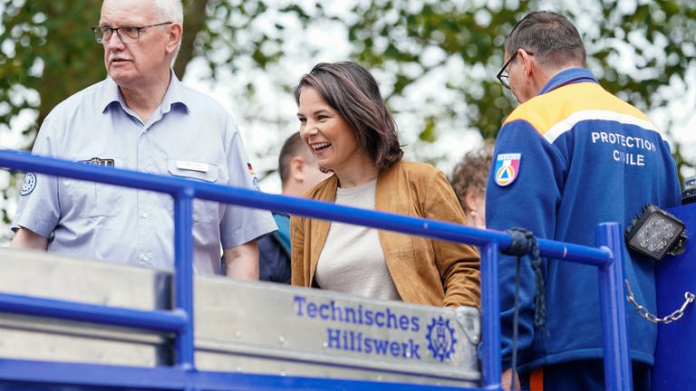 Bundesaußenministerin Annalena Baerbock betritt bei einem Besuch des Technischen Hilfswerks das Amphibienfahrzeug "Lurchi". Baerbock besucht im Rahmen ihrer diesjährigen Deutschlandreise die Orte Wörth am Rhein, Germersheim, Steinfeld und Lauterbourg (Frankreich).