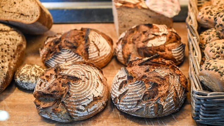 Brote werden im Verkaufsraum in der Bäckerei und Konditorei Plentz angeboten. (Foto: picture-alliance / Reportdienste, Picture Alliance)