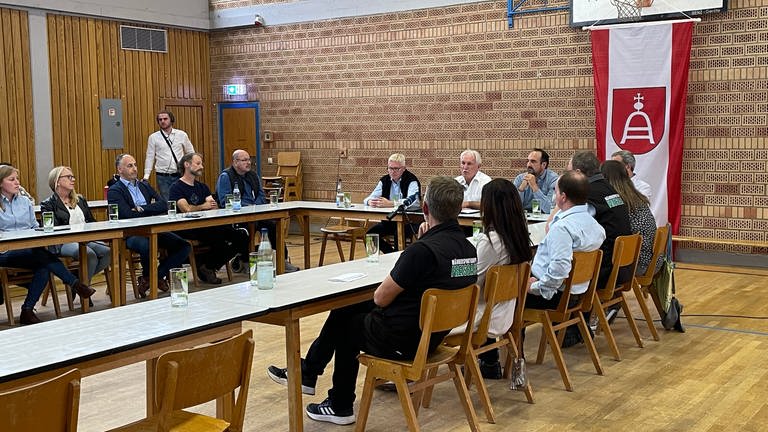 Der gemeinderat und der Bürgermeister von Freisbach im Kreis Germersheim wollen aus Protest zurücktreten. Bei der Gemeinderatssitzung ist der Saal voll.