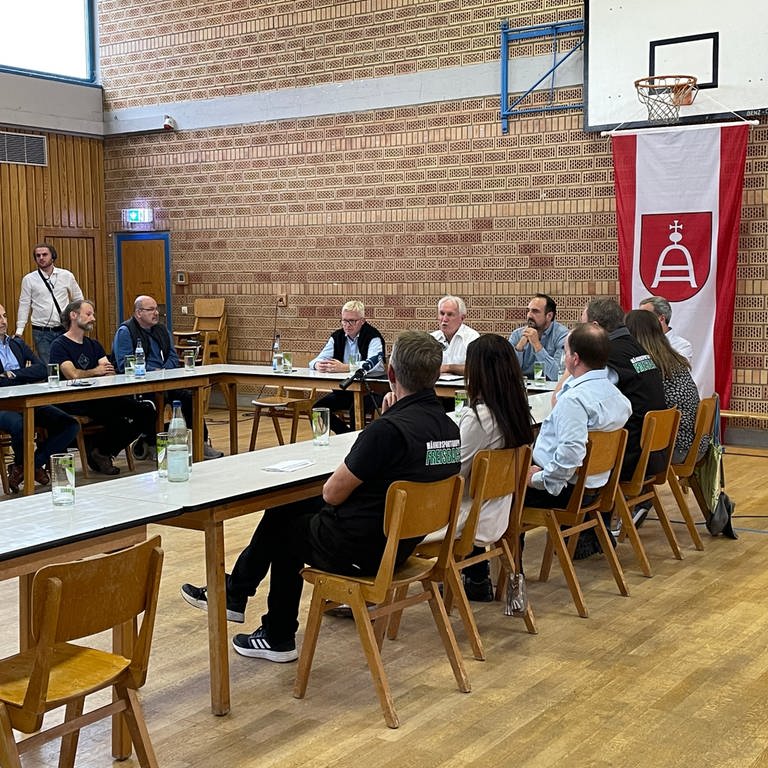 Der gemeinderat und der Bürgermeister von Freisbach im Kreis Germersheim wollen aus Protest zurücktreten. Bei der Gemeinderatssitzung ist der Saal voll. (Foto: SWR)