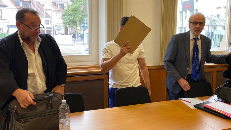 angeklagter im Gerichtssaal im Prozess um Vergewaltigung und Misshandlung der Ex-Freundin am Amtsgericht in Speyer