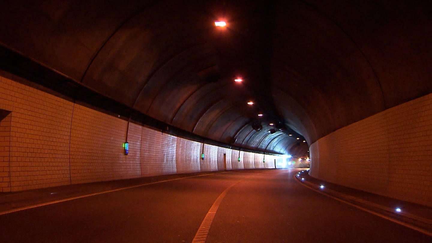 Ein gesperrter B10-Tunnel bei Annweiler in der Pfalz (Foto: SWR)