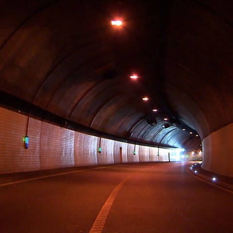 Ein gesperrter B10-Tunnel bei Annweiler in der Pfalz