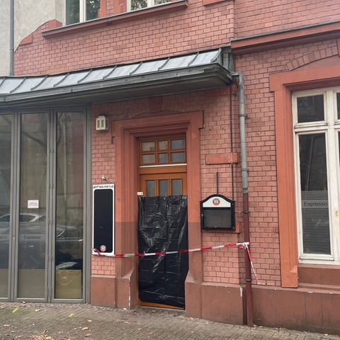 Tatort Gaststätte im Hemshof von Ludwigshafen in dem der Wirt niedergestochen wurde, außenansicht, Tür verbrettert mit rotem Polizeiabsperrband davor (Foto: SWR)