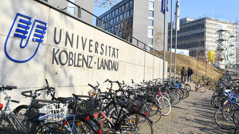 Die Universität Landau. Vor der Uni stehen Fahrräder.