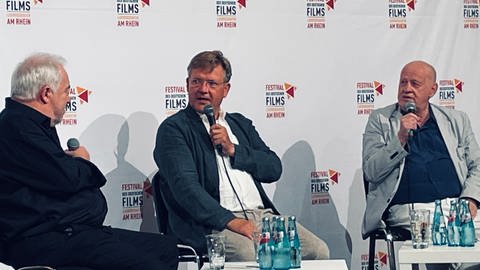 Dr. Michael Kötz, Justus von Dohnanyi und Dr. Josef Schnelle diskutieren beim Filmfestival Ludwigshafen (Foto: SWR)