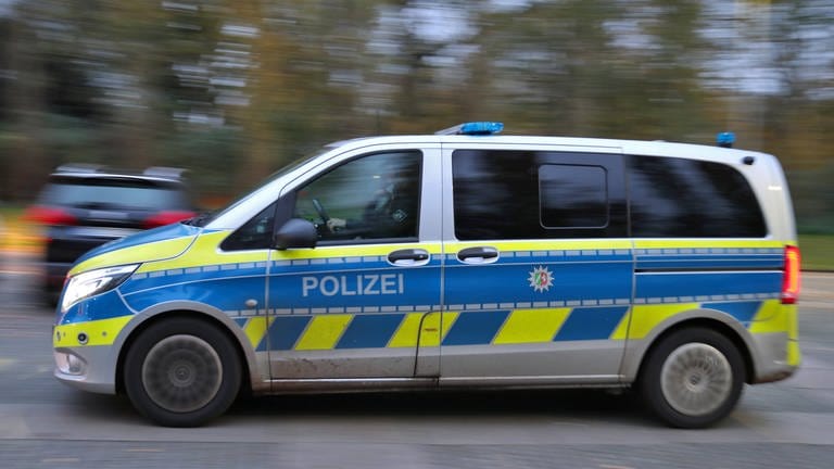Edenkoben: Polizei stoppt vorbestraften Sexualstraftäter mit Mädchen im Auto (Foto: IMAGO, IMAGO / Maximilian Koch)