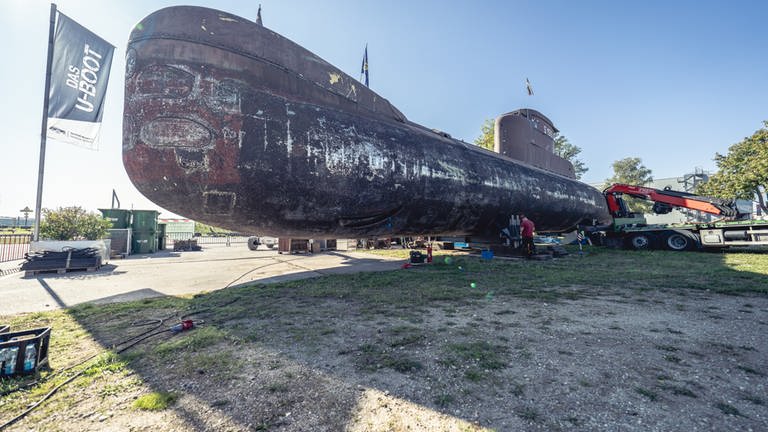 Das U-Boot in Speyer auf Rollen gesetzt