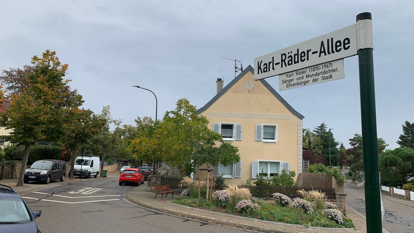 Straßenschild Karl-Räder-Allee ehrt den umstrittenen Mundart-Dichter Karl-Räder in Bad Dürkheim (Foto: SWR)