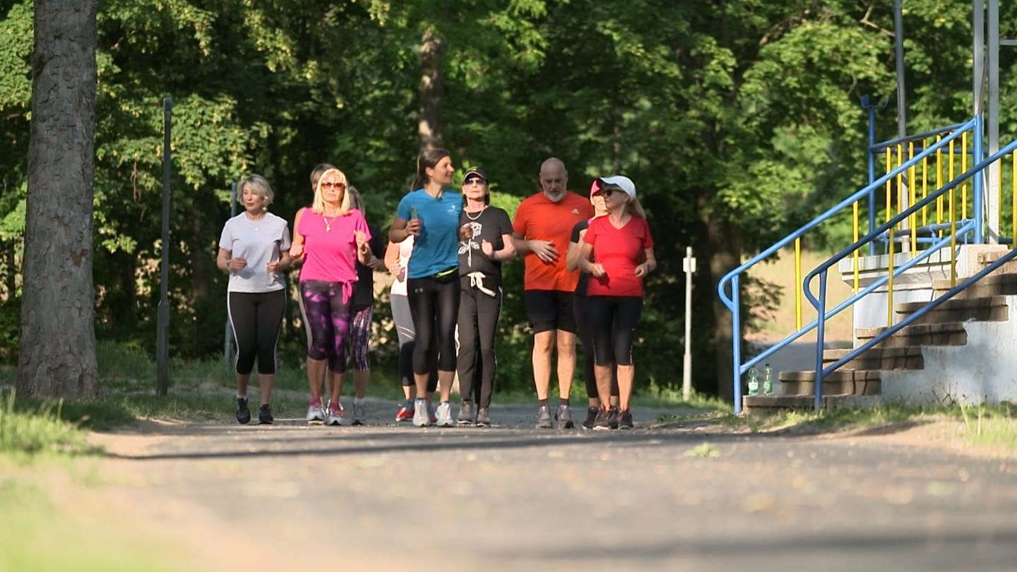 Die Sportgruppe in Altrip trifft sich jedes Wochenende zum Slow Jogging. (Foto: SWR)