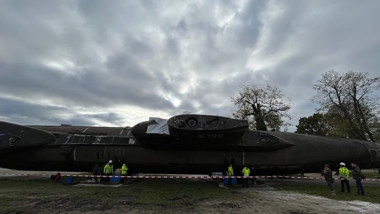 In Speyer liegt ein U-Boot auf der Seite (Foto: SWR)