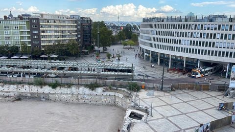 Die Baugrube am Berliner Platz  (Foto: SWR)