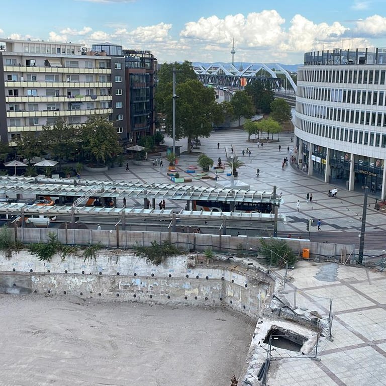 Die Baugrube am Berliner Platz  (Foto: SWR)