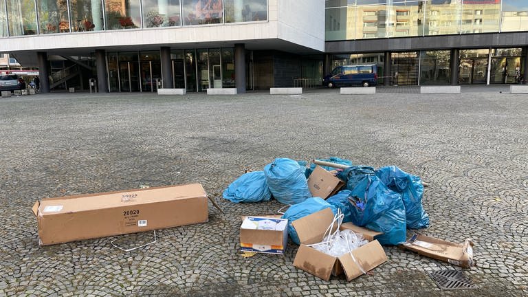 Müll vor dem Pfalzbau in Ludwigshafen