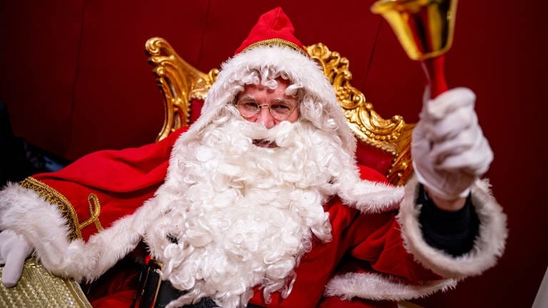 Ein verkleidter Weihnachtsmann klingelt mit einer Glocke (Foto: dpa Bildfunk, picture alliance/dpa | Fabian Sommer)