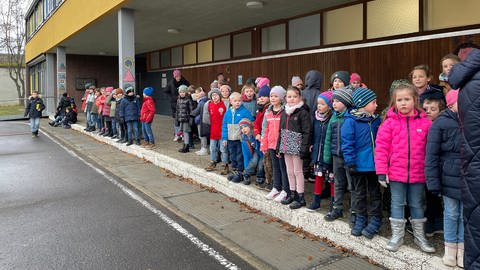 Wartende Kinder an einer Grundschule (Foto: SWR)