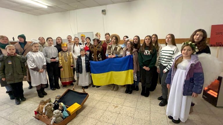Chor aus Jugendlichen aus der Stadt Mukatschewo in der Ukraine mit ihren Betreuern. Sie kommen nach Neustadt. (Foto: Petra Koch)