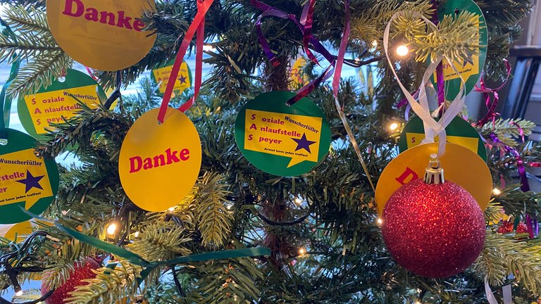 Der Wunscherfüller-Weihnachtsbaum der Sozialen Anlaufstelle Speyer: Jede Kugel finanziert einen Gutschein für wohnungslose Menschen. (Foto: SWR)