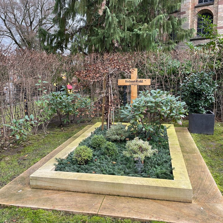 Das Grab von Helmut Kohl in Speyer im Dezember 2023 (Foto: SWR, SWR)