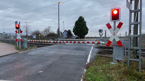 An sieben Bahnübergängen zwischen Mainz und Worms sind wegen der umgeleiteten Züge die Schranken wesentlich länger geschlossen als sonst
