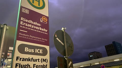 Vom Mannheimer Hauptbahnhof fährt ein "ICE-Bus" ohne Zwischenhalt zum Flughafen Frankfurt. Fahrtzeit rund eine Stunde