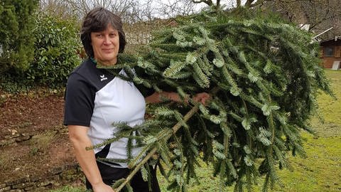 Siegerin des Weihnachtsbaumwerfens beim Knutfest in Weidenthal im Kreis Bad Dürkheim 2023: Margret Klein-Raber