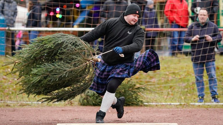 Da fliegt die Tanne: Ein Teilnehmer der inoffiziellen "Weltmeisterschaft" im Weihnachtsbaumwerfen. 