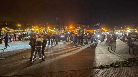 Hunderte Bauern haben sich mit ihren Traktoren auf dem Wurstmarktplatz in Bad Dürkheim versammelt