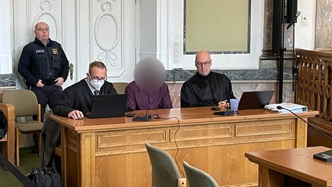Der Angeklagte vor dem Landgericht in Landau (Foto: SWR)