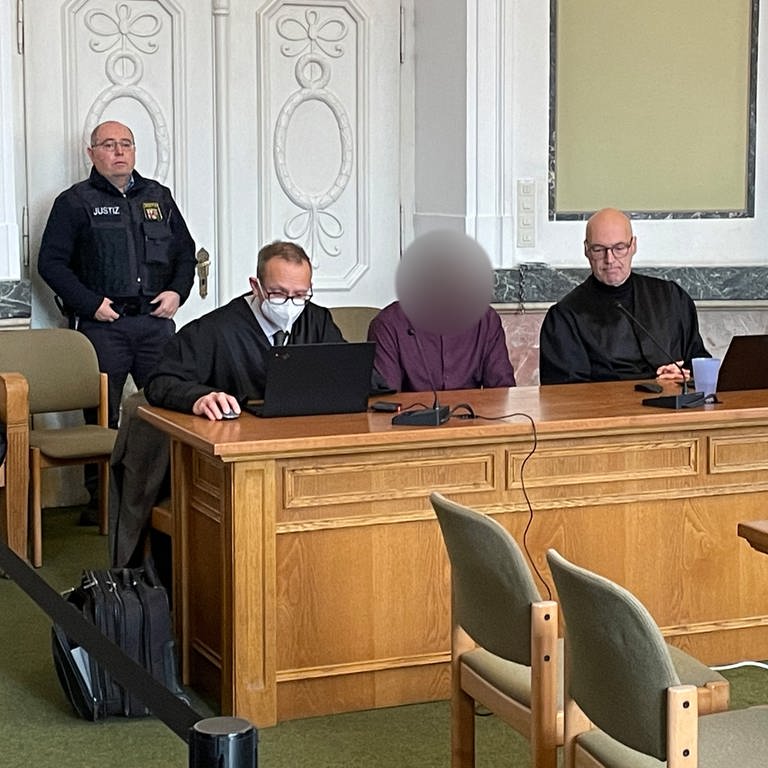 Der Angeklagte vor dem Landgericht in Landau (Foto: SWR)