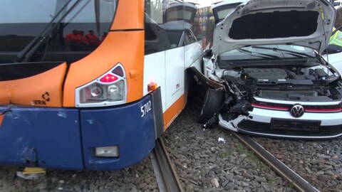 Fußgönheim-Unfall zwischen Straßenbahn und PKW (Foto: SWR)